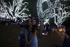 Semarak Lampu Nuansa Natal Hias Taman Ibirapuera di Brasil