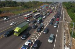 H-2 Natal, Tol Jakarta-Cikampek Padat