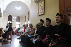 Kenakan Pakaian Betawi, Jemaat Ikuti Misa Natal Gereja Santo Servatius