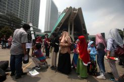 Antusias Warga Melihat Gerhana Matahari Cincin di Planetarium TIM