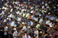 Ribuan Umat Muslim Salat Gerhana di Masjid Istiqlal