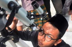 Warga Semarang Saksikan Gerhana Matahari di Masjid Agung Jateng