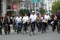 Presiden Jokowi Gowes di Kota Lama Semarang