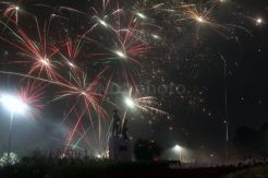 Nyalakan Kembang Api, Warga Sambut Tahun Baru di Tugu Tani
