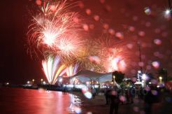 Diguyur Hujan, Pesta Kembang Api di Ancol Tetep Meriah