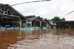 Puluhan Taksi Bluebird di Pool Kramat Jati Terendam Banjir