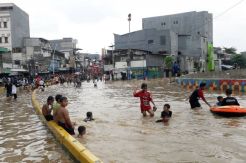 Jalan Jatinegara Barat Masih Terendam Banjir