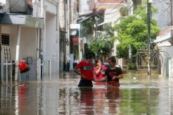 Banjir di Bidara Cina Masih Setengah Meter Tingginya