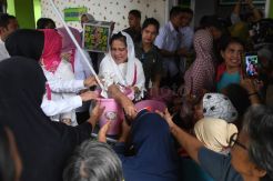 Ibu Negara Kunjungi Korban Banjir di Tangerang
