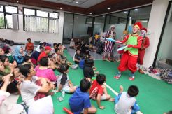 Badut Hibur Anak-anak Pengungsi Korban Banjir