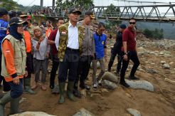 Menko PMK Tinjau Lokasi Banjir Bandang di Lebak
