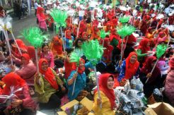 Warga Sambiroto Ciptakan 1.091 Sapu Berbahan Limbah Botol Plastik