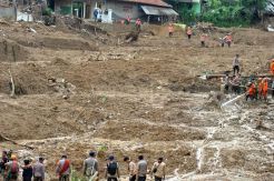 Tim SAR Gabungan Lakukan Pencarian Korban Longsor di Sukajaya Bogor