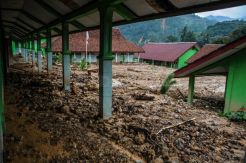 Bangunan SMPN 1 Lebak Gedong Masih Tertimbun Material Longsor