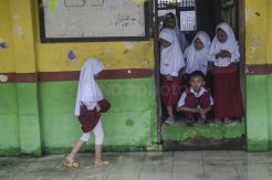 Hari Pertama Sekolah, SDN 05 Pondok Ungu Masih Kebanjiran