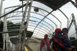 Dibiarkan Terbengkalai, Begini Kondisi Atap JPO Jayakarta Yang Rusak