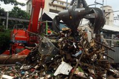 Sampah di Pintu Air Manggarai Terus Dibersihkan
