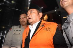 KPK Tahan Bupati Sidoarjo Saiful Ilah