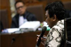 Bacakan Pledoi, Rommy Bantah Terima Suap