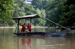 Jasa Perahu Tambang Masih Diminati Warga Surabaya
