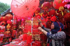 Pernak-pernik Khas Imlek Mulai Dijajakan di Glodok