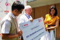 Bosch Serahkan Donasi Pendidikan untuk Anak Papua