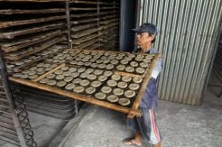 Industri Kerupuk Putih Bertahan di Tengah Serbuan Makanan Modern