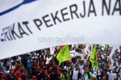 Ratusan Buruh di Jakarta Gelar Aksi Tolak RUU Omnibus Law