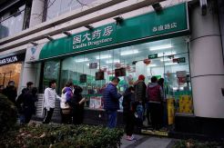 Virus Corona Merajalela, Warga China Padati Toko Obat Beli Masker