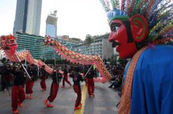 Rayakan Imlek, Pemprov DKI Gelar Pertunjukan Barongsai di Bundaran HI