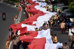 Ribuan Orang Ikuti Kirab Kebangsaan Merah Putih