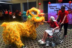 Rayakan Imlek, Barongsai Hibur Lansia di Panti Wredha Elim Semarang