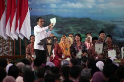 Presiden Jokowi Serahkan Sertifikat Tanah di Kulonprogo