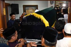 Kerabat dan Kolega Padati Rumah Duka Gus Sholah di Mampang