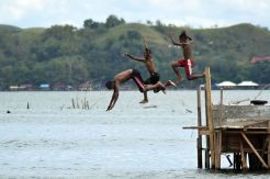 Cerianya Anak-Anak Papua Bermain di Dermaga Pantai Yahim