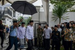 Presiden Jokowi Melayat Almarhum Gus Sholah