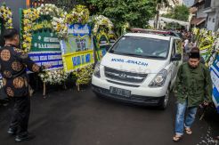 Jenazah Gus Sholah Dibawa Menuju Bandara Halim Perdanakusuma