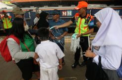 Antisipasi Virus Corona, KCI Bagikan Masker di Stasiun Tanah Abang