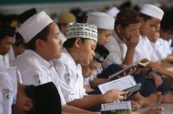 Siswa YTPSNU Khadijah Surabaya Gelar Salat Ghaib untuk Gus Sholah