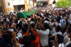 Ribuan Santri Iringi Pemakaman Jenazah Gus Sholah di Tebuireng