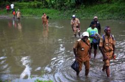 Menyeberangi Sungai Amru, Beginilah Perjuangan ASN di Maribu Papua