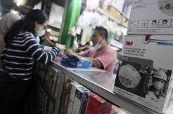 Antispasi Virus Corona, Warga Berburu Masker di Pasar Pramuka