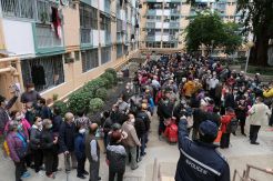 Ratusan Warga Hong Kong Antre Masker Pernafasan Gratis