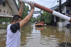 Kali Bekasi Meluap, Perumahan Jatibening Baru Terendam Banjir
