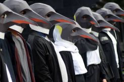 Greenpeace Gelar Aksi Save Penguin di Semarang