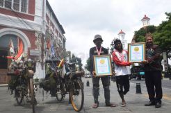 Leprid Beri Penghargaan Difabel Bersepeda Onthel Banyuwangi-Aceh