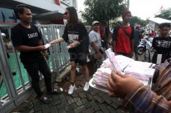 Hari Valentine, Model Alya Francine Bagikan Pods kepada Warga Jakarta
