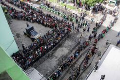 Ribuan Suporter Antre Beli Tiket Final Piala Gubernur Jawa Timur