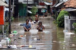 Kali Krukut Meluap, Banjir Rendam Permukiman Warga di Karet Tengsin