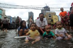 Potret Santuy Warga Benhil Saat Hadapi Banjir